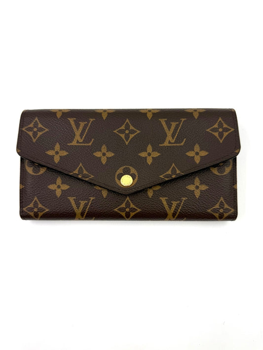 LOUIS VUITTON Sarah Monogram Canvas fuchsia Geldbörse mit ikonischem Monogramm-Muster und Verschlussknopf