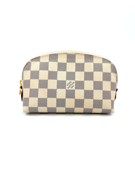 LOUIS VUITTON Pochette Cosmetique Damier Azur Kosmetiktasche mit klassischem Schachbrettmuster und goldfarbenem Reißverschluss.