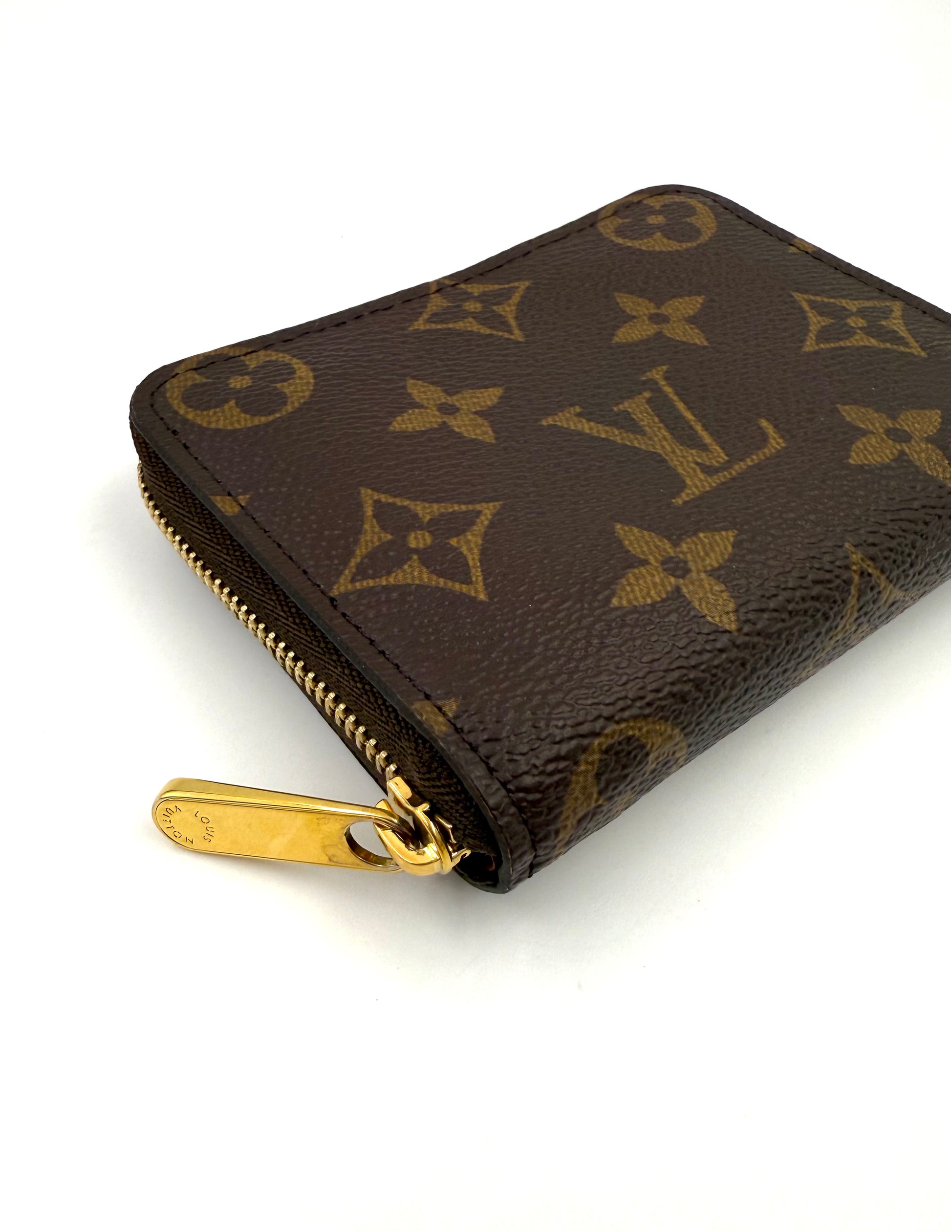 LOUIS VUITTON Zippy Coin Monogram Canvas Geldbörse mit goldenem Reißverschluss und klassischem Monogramm-Design.