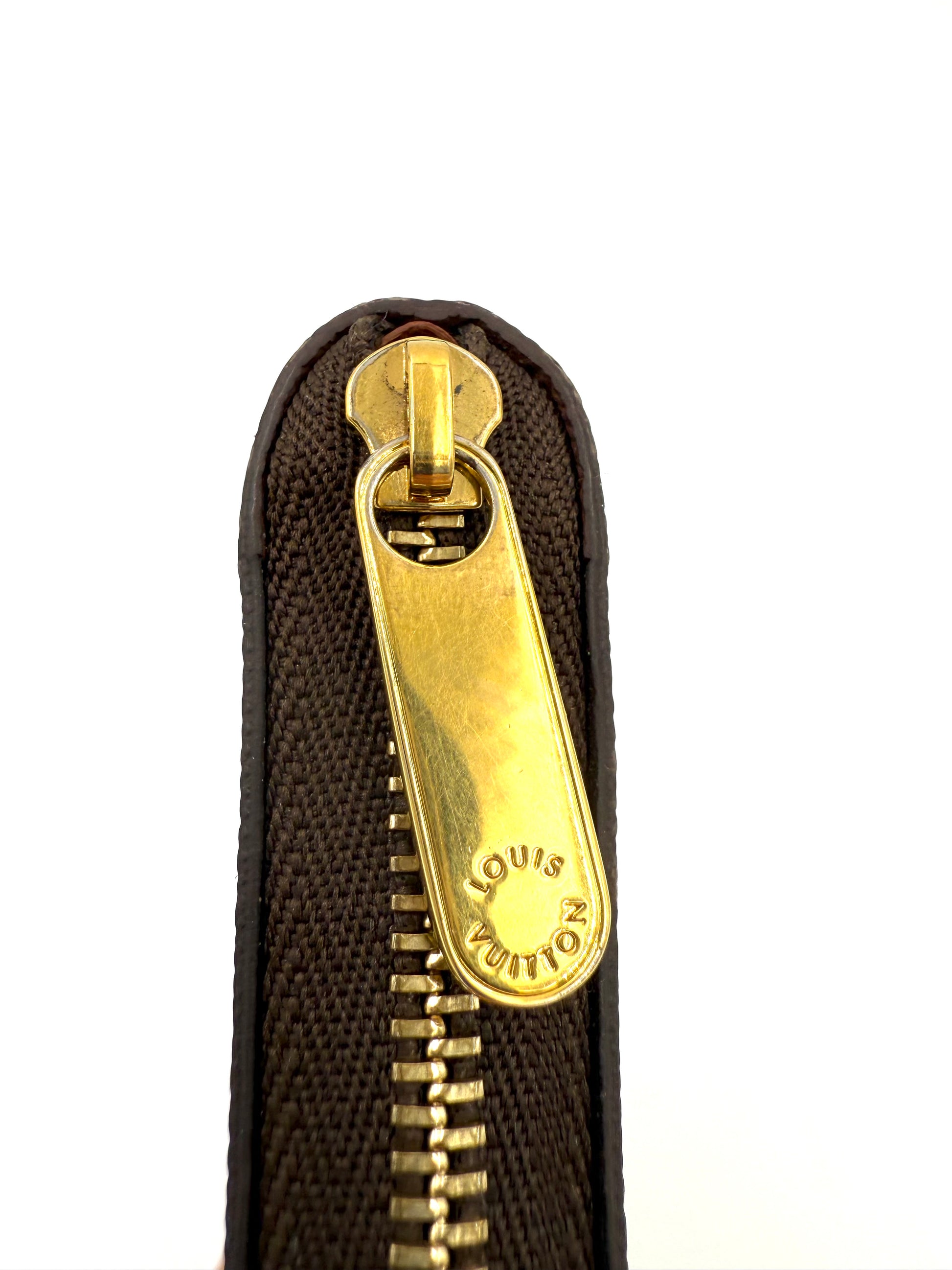 Nahaufnahme des goldenen Reißverschlusses der LOUIS VUITTON Zippy Coin Monogram Canvas Geldbörse.