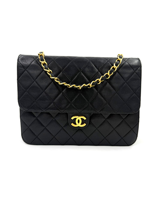 CHANEL Single Flap small schwarz Lammleder GHW Vintage Designer Handtasche mit gestepptem Muster und goldfarbener Kette frontal