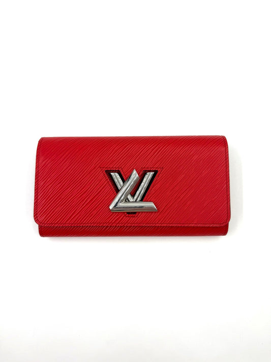 LOUIS VUITTON Twist Wallet Epi rouge aus rotem Epi-Leder mit silbernem LV-Logo und elegantem Design.