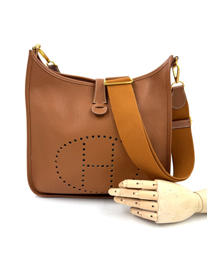 HERMÈS Evelyne 33 Clemenceleder Gold GHW Schultertasche mit perforiertem H-Logo und breitem Stoffriemen Secondhand Designerhandtasche