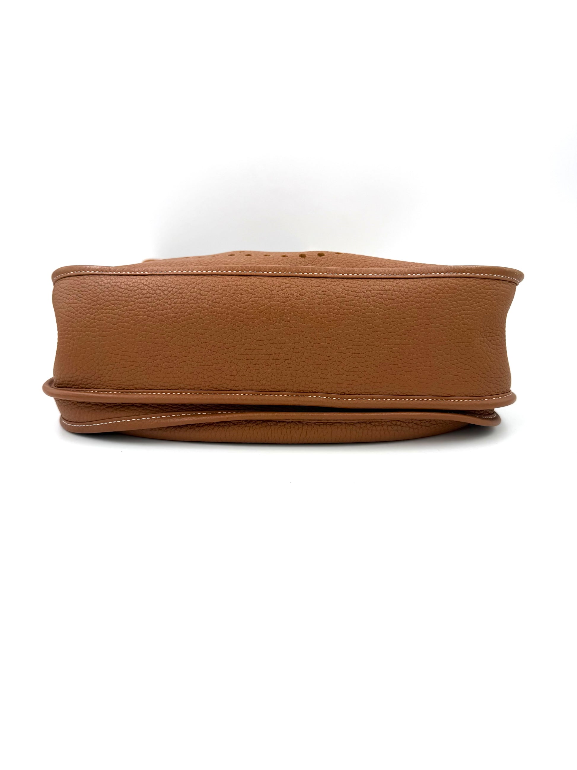 HERMÈS Evelyne 33 Clemenceleder Gold GHW Detailansicht der stabilen Lederunterseite in warmem Braunton
