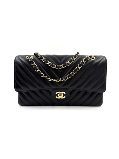 CHANEL Timeless Double Flap medium Chevron schwarz, edle schwarze Ledertasche mit goldener Kettenriemen und CC-Verschluss.