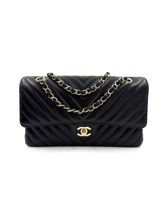CHANEL Timeless Double Flap medium Chevron schwarz, edle schwarze Ledertasche mit goldener Kettenriemen und CC-Verschluss.