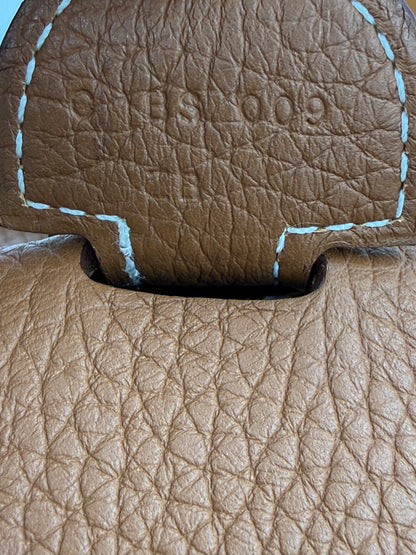 HERMÈS Evelyne 33 Clemenceleder Gold GHW Nahaufnahme der feinen Narbung und Markenprägung auf braunem Leder