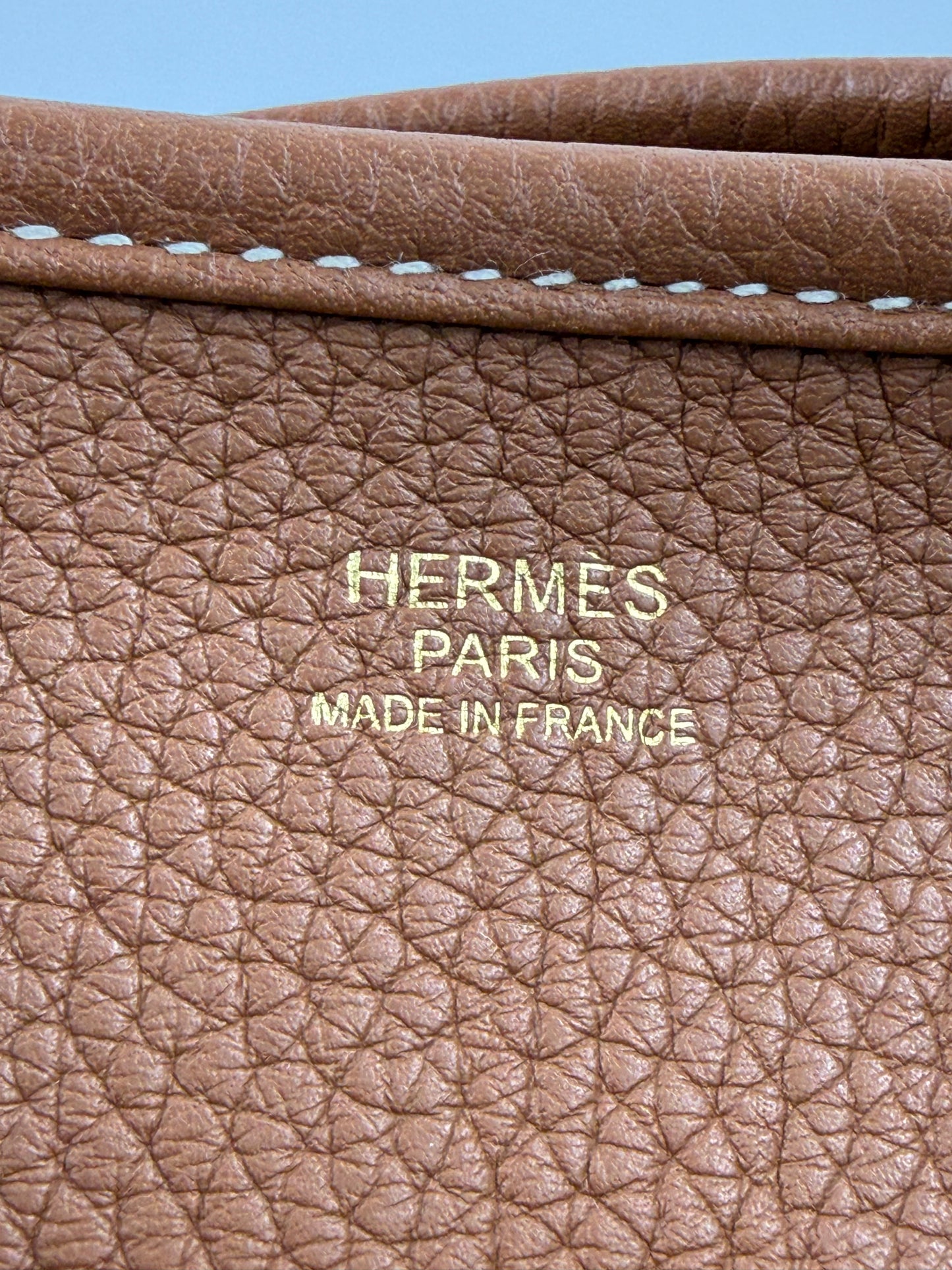 HERMÈS Evelyne 33 Clemenceleder Gold GHW Prägung Paris Made in France auf braunem genarbtem Leder Nahaufnahme