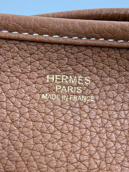 HERMÈS Evelyne 33 Clemenceleder Gold GHW Prägung Paris Made in France auf braunem genarbtem Leder Nahaufnahme
