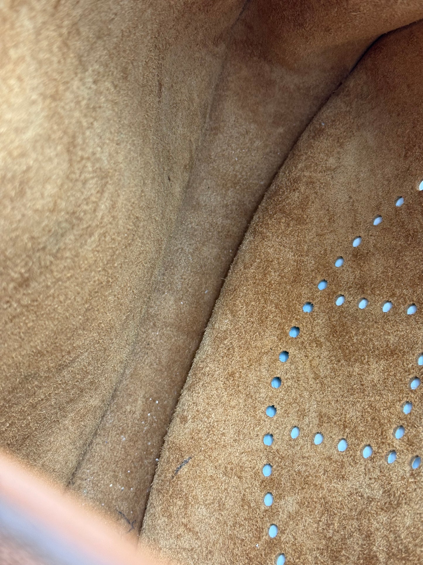 Innenansicht der HERMÈS Evelyne 33 Clemenceleder Gold GHW mit feinem ungefüttertem Wildleder und perforiertem H-Logo