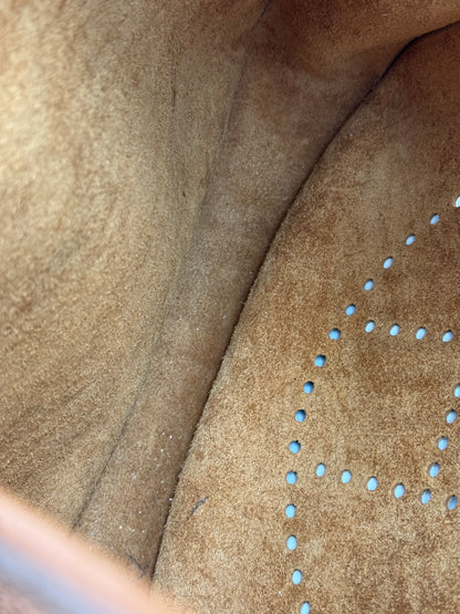 Innenansicht der HERMÈS Evelyne 33 Clemenceleder Gold GHW mit feinem ungefüttertem Wildleder und perforiertem H-Logo