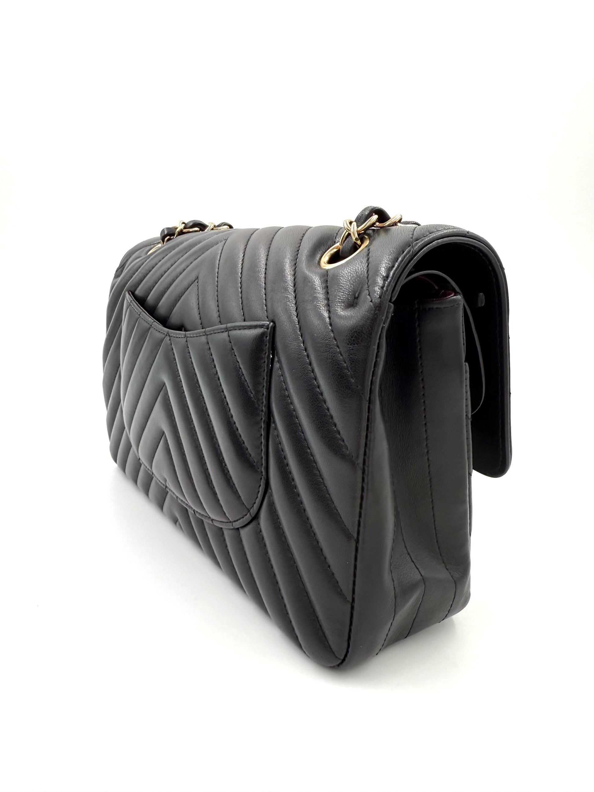 CHANEL Timeless Double Flap medium Chevron schwarz, elegante schwarze Lederhandtasche mit Chevron-Steppmuster und goldenen Metallketten.