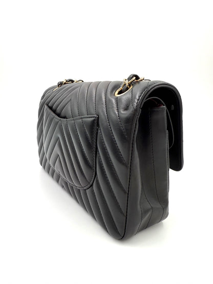 CHANEL Timeless Double Flap medium Chevron schwarz, elegante schwarze Lederhandtasche mit Chevron-Steppmuster und goldenen Metallketten.