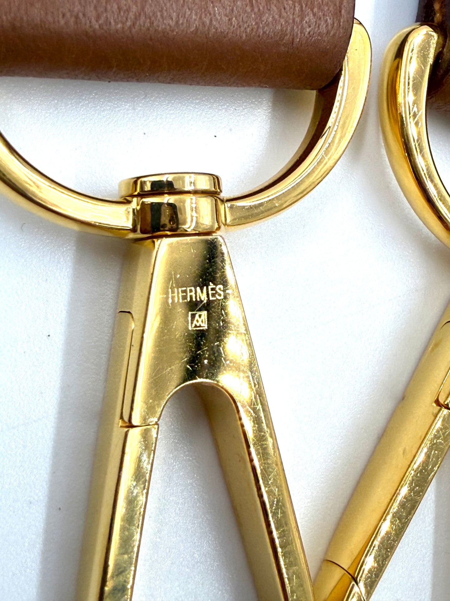 HERMÈS Evelyne 33 Clemenceleder Gold GHW goldfarbener Karabiner mit feiner Markenprägung in Detailansicht