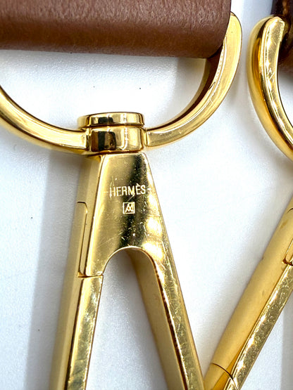 HERMÈS Evelyne 33 Clemenceleder Gold GHW goldfarbener Karabiner mit feiner Markenprägung in Detailansicht