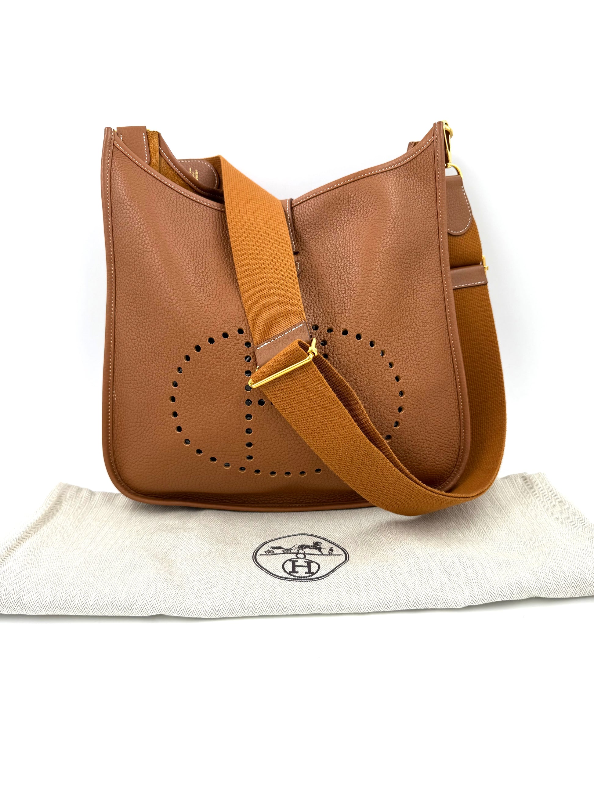 HERMÈS Evelyne 33 Clemenceleder Gold GHW Schultertasche in Cognac mit perforiertem H-Logo und breitem Stoffriemen Secondhand