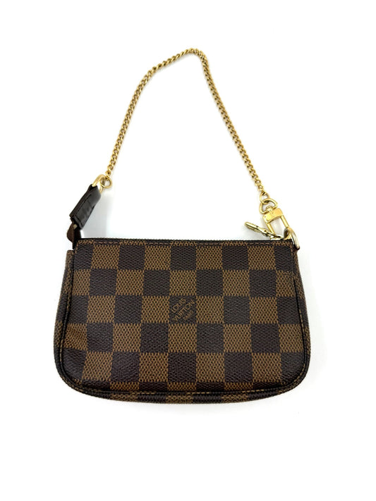 LOUIS VUITTON Mini Pochette Damier Ebene in klassischem braun kariertem Design mit goldfarbener Kette.