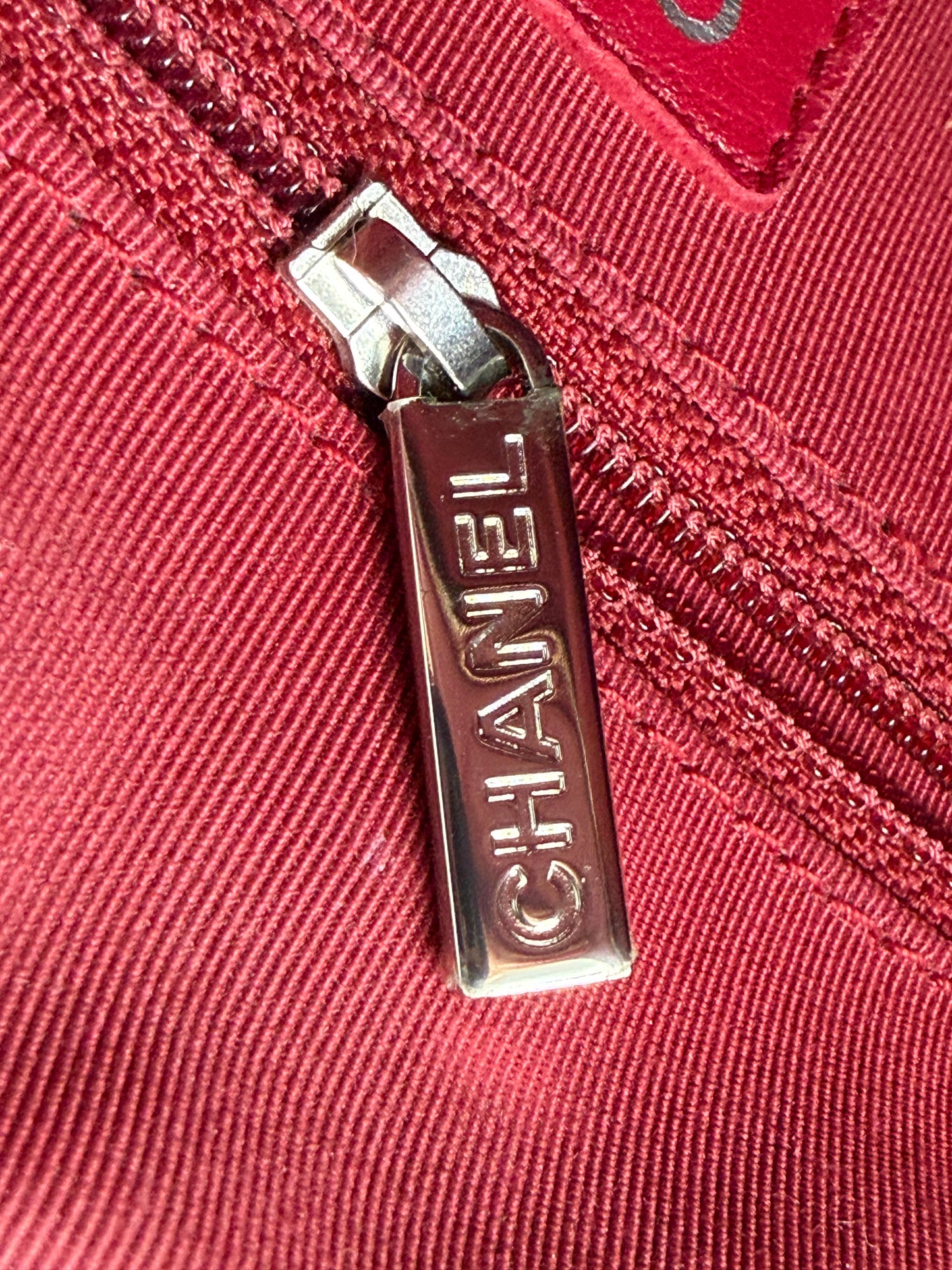 CHANEL Gabrielle medium dunkelblau mit silberfarbenem Reißverschlussdetail und rotem Innenfutter aus Stoff