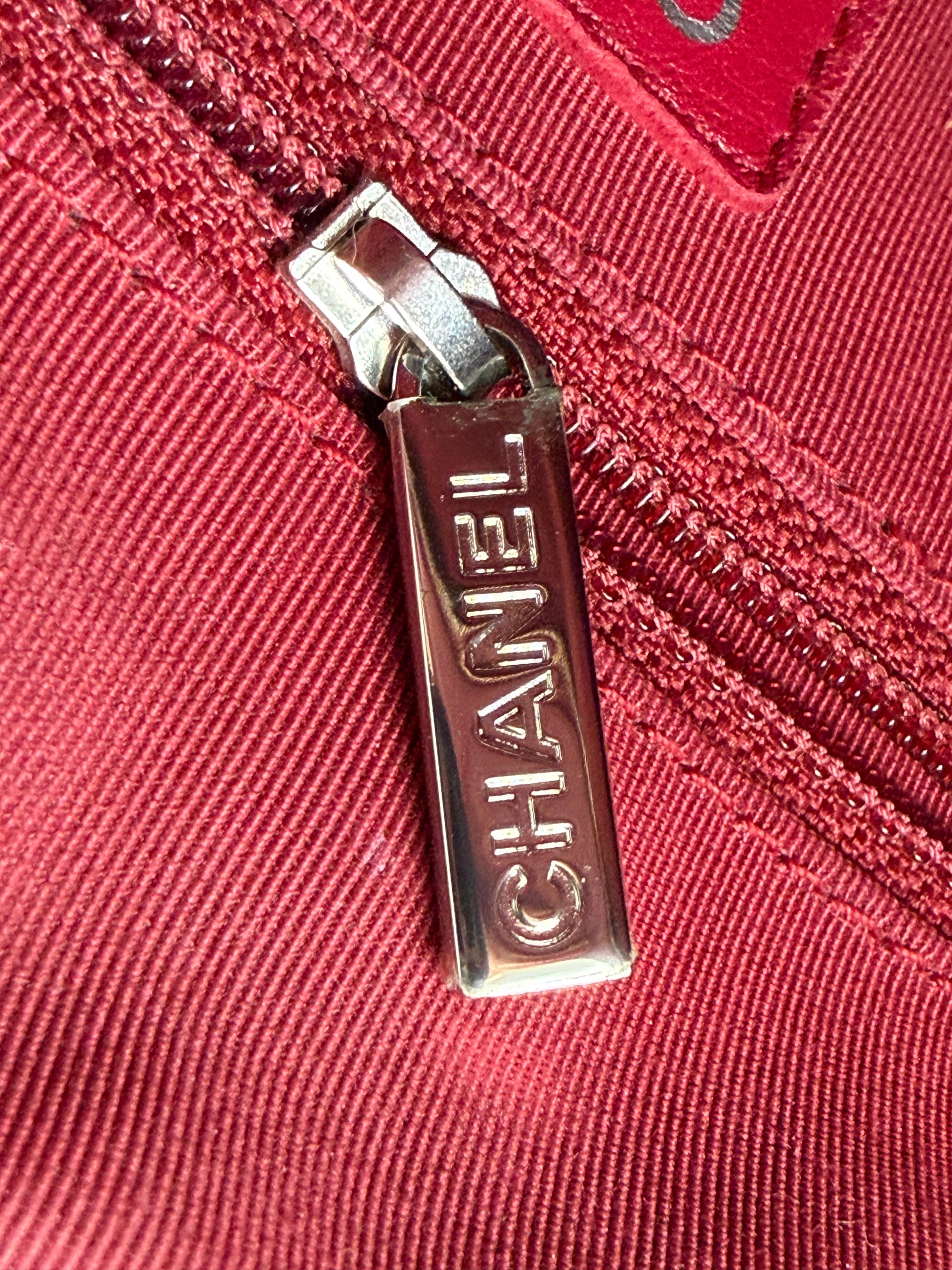 CHANEL Gabrielle medium dunkelblau mit silberfarbenem Reißverschlussdetail und rotem Innenfutter aus Stoff