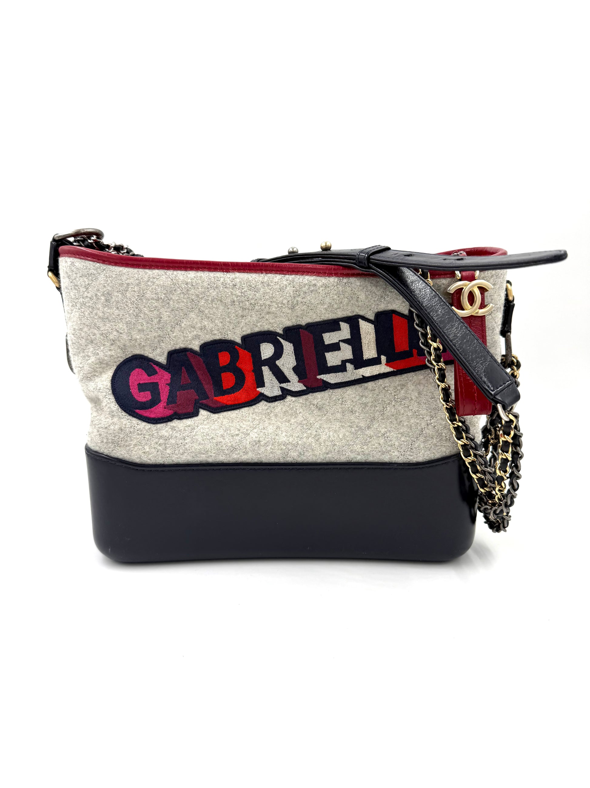 CHANEL Gabrielle medium dunkelblau Handtasche im Hochformat mit auffälligem Gabrielle Schriftzug und Kettenriemen