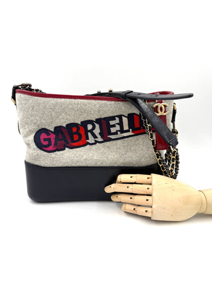 CHANEL Gabrielle medium dunkelblau aus Wollstoff mit farbiger Applikation und schwarzem Lederboden, Kettenriemen mit Golddetails