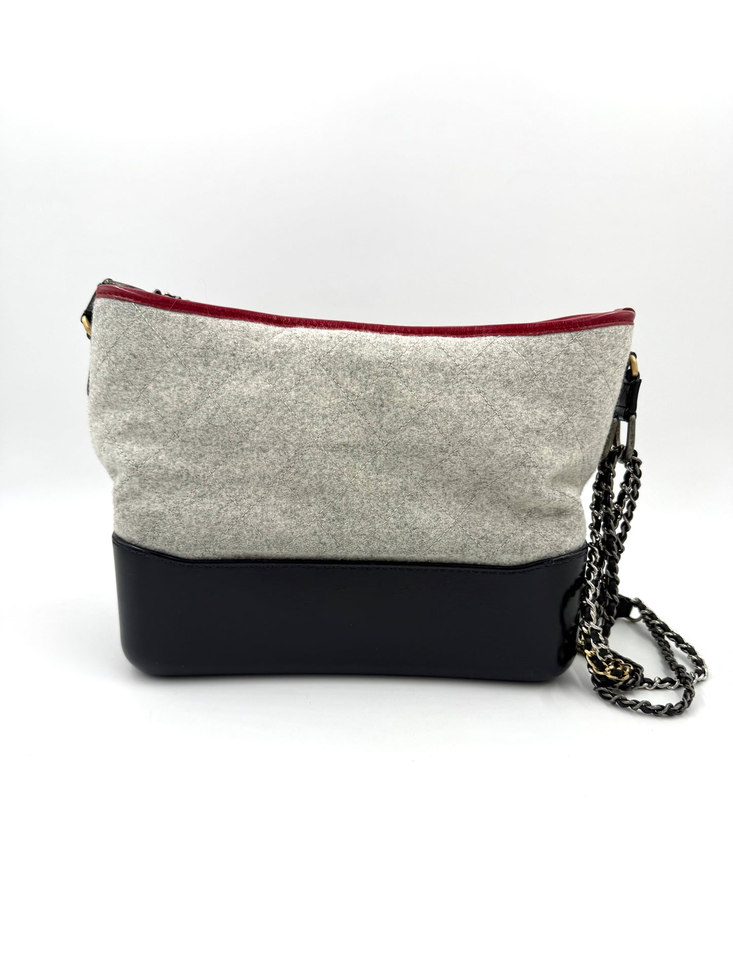CHANEL Gabrielle medium dunkelblau in Portraitaufnahme, grauer Stoff und schwarzes Leder mit Kettenträger, Galerieposition 3