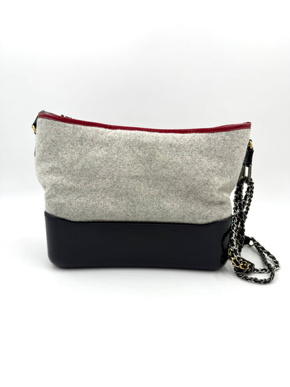 CHANEL Gabrielle medium dunkelblau in Portraitaufnahme, grauer Stoff und schwarzes Leder mit Kettenträger, Galerieposition 3