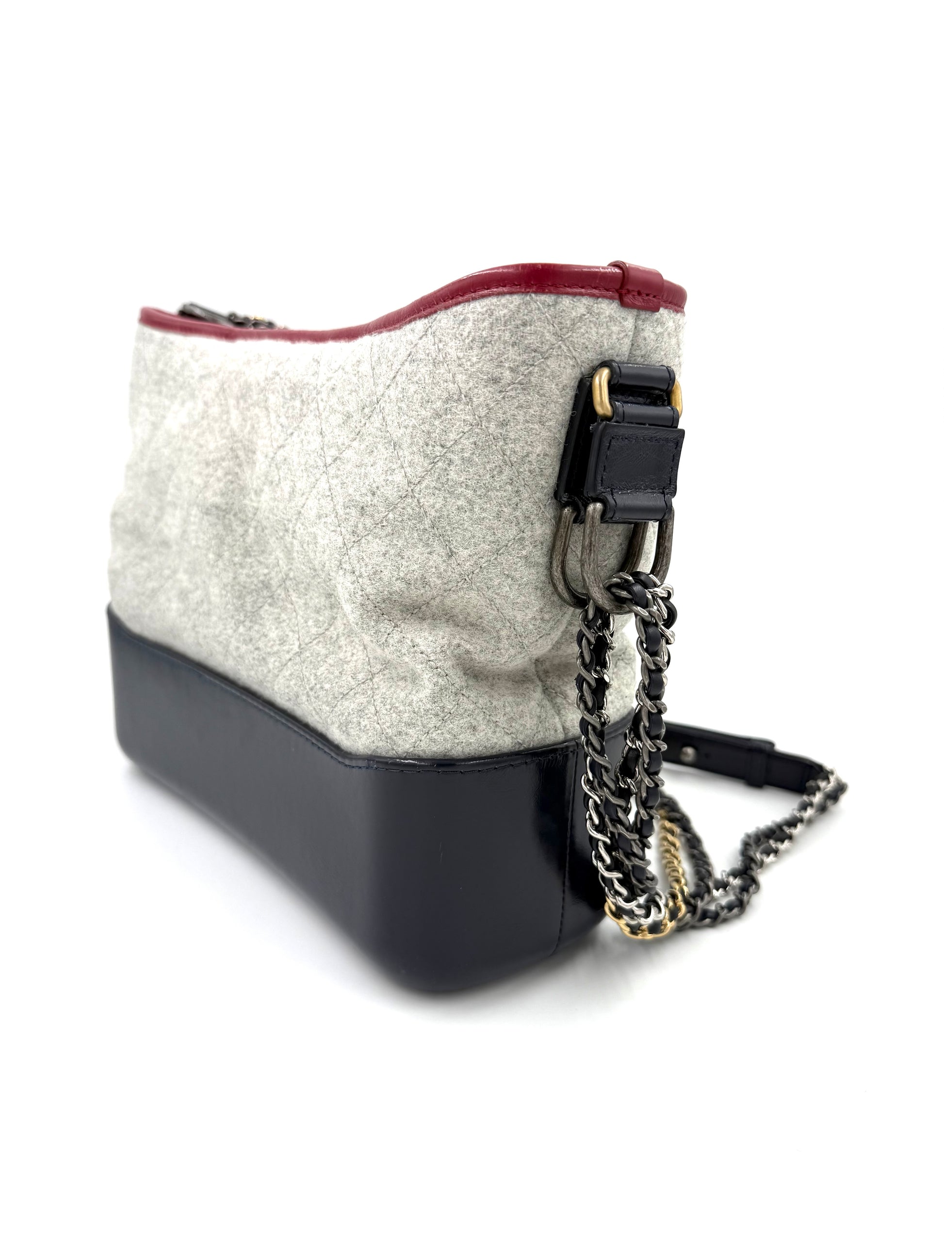 CHANEL Gabrielle medium dunkelblau Seitenansicht der Tasche mit kontrastierendem Filz, Lederboden und Kettenriemen aus Metall