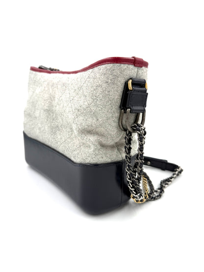 CHANEL Gabrielle medium dunkelblau Seitenansicht der Tasche mit kontrastierendem Filz, Lederboden und Kettenriemen aus Metall