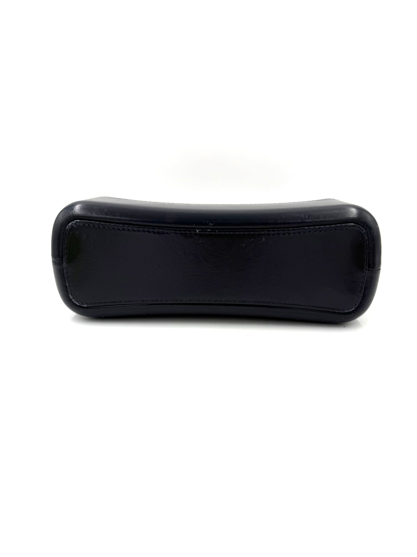 CHANEL Gabrielle medium dunkelblau Bodenseite der Tasche aus schwarzem Leder mit minimal sichtbaren Gebrauchsspuren