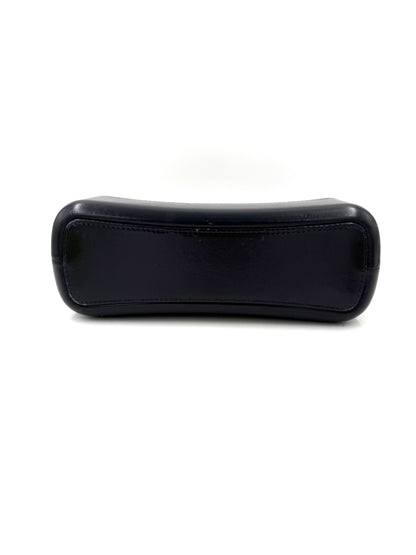 CHANEL Gabrielle medium dunkelblau Bodenseite der Tasche aus schwarzem Leder mit minimal sichtbaren Gebrauchsspuren