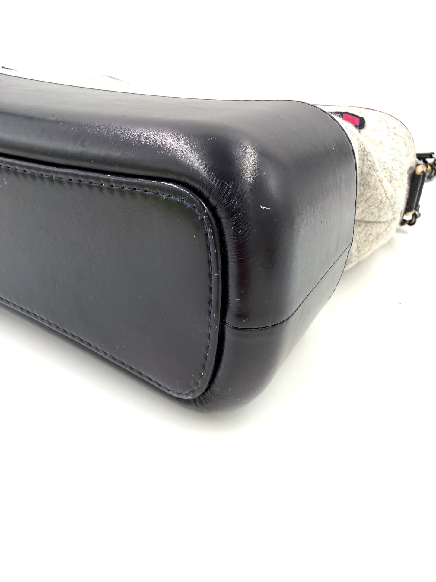 CHANEL Gabrielle medium dunkelblau Nahaufnahme der schwarzen Lederbodenpartie mit minimalen Gebrauchsspuren