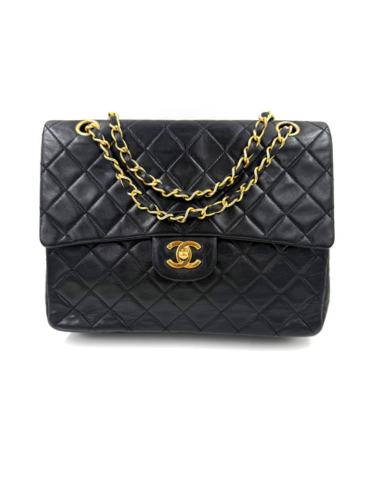 CHANEL Timeless Double Flap medium Square schwarz Lammleder GHW Vorderansicht mit goldfarbener Kettenschlaufe und markantem CC-Verschluss