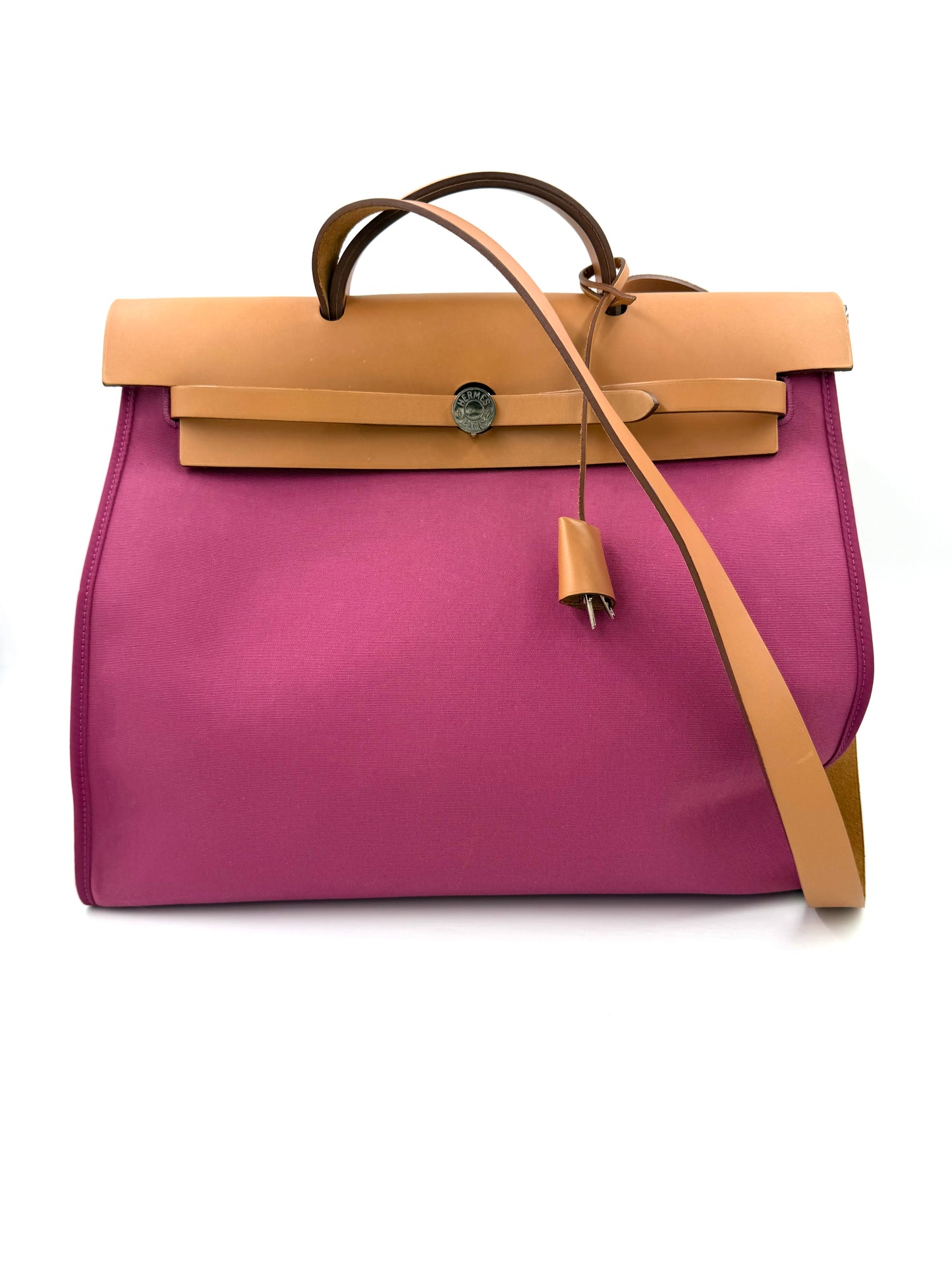 Frontalansicht der HERMÈS Herbag 39 Zip pink mit beigefarbenem Lederdetail, elegante Secondhand Designer Handtasche
