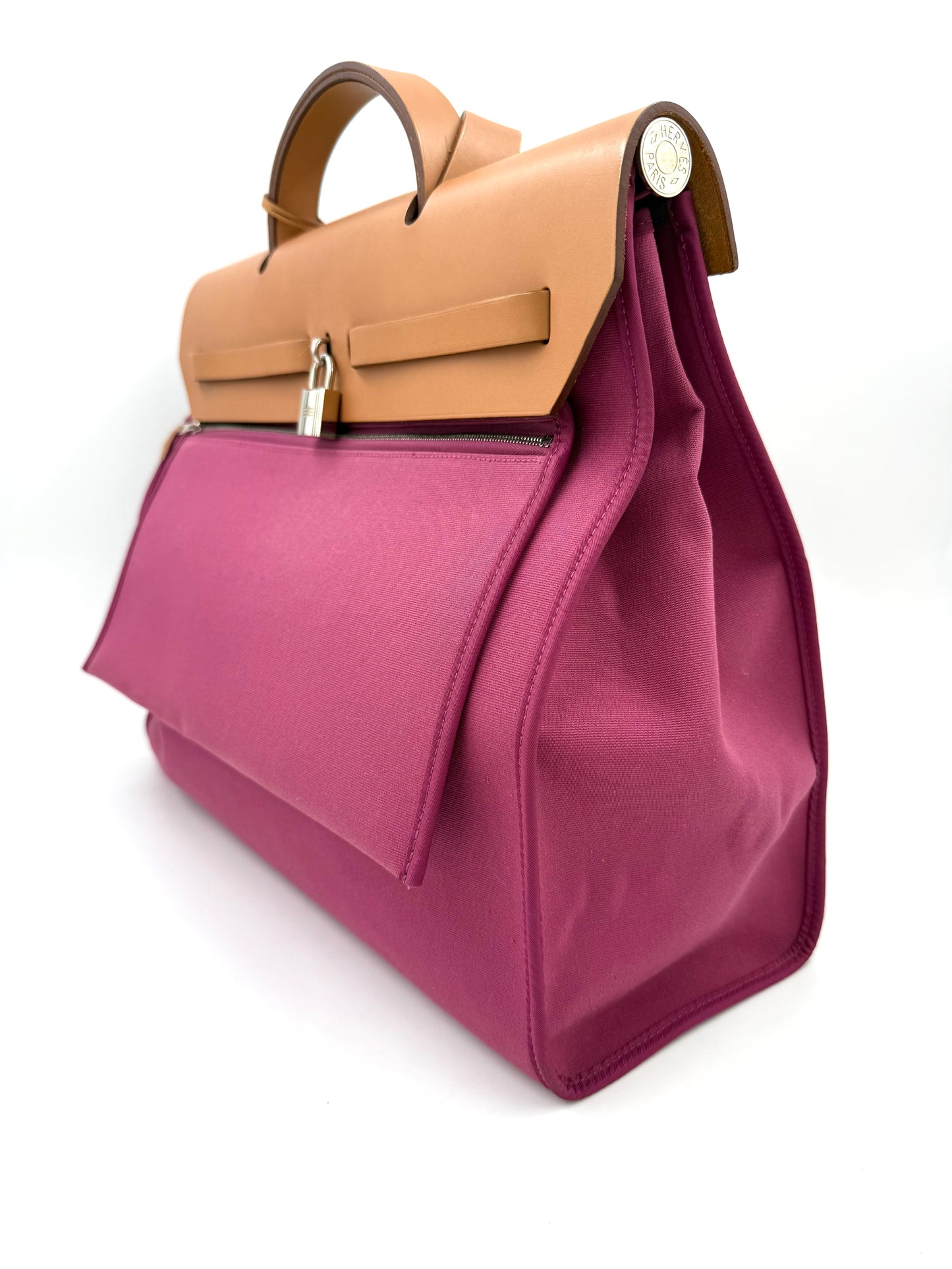 Seitliche Ansicht der HERMÈS Herbag 39 Zip pink mit zwei Materialien, elegante Secondhand Designer Handtasche aus München.