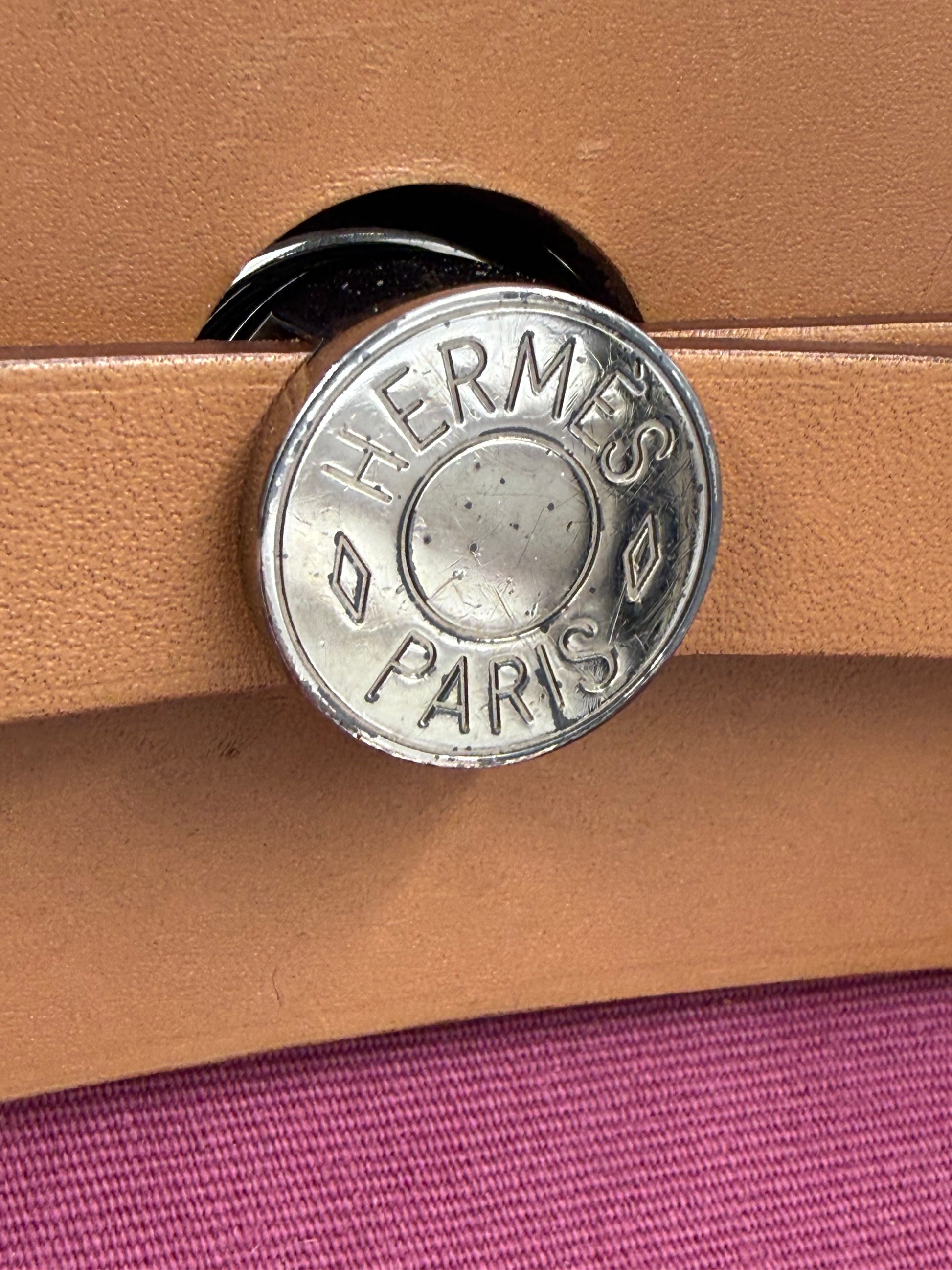 Detailaufnahme des Verschlusses an der HERMÈS Herbag 39 Zip pink mit braunem Lederbesatz und pinkem Innenfutter