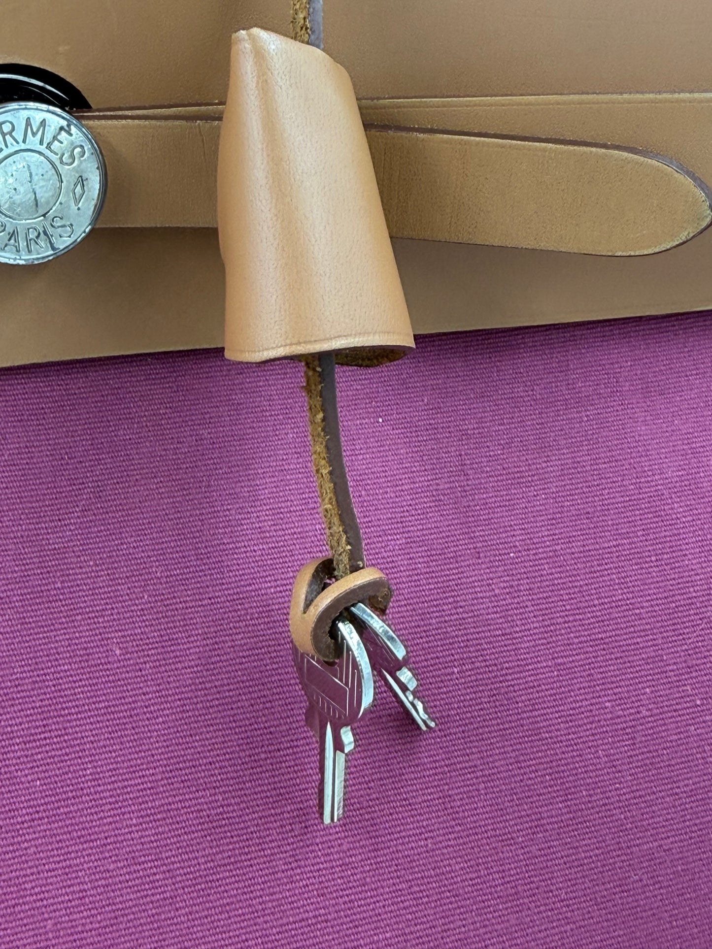 Schlüsseldetail mit Lederhülle an der HERMÈS Herbag 39 Zip pink, hochwertige Secondhand Designer Handtasche aus München