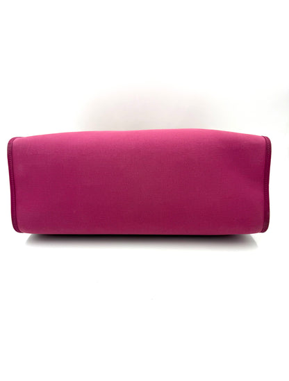 Blick auf die Bodenfläche der HERMÈS Herbag 39 Zip pink aus robustem Canvas, elegante Secondhand Designerhandtasche