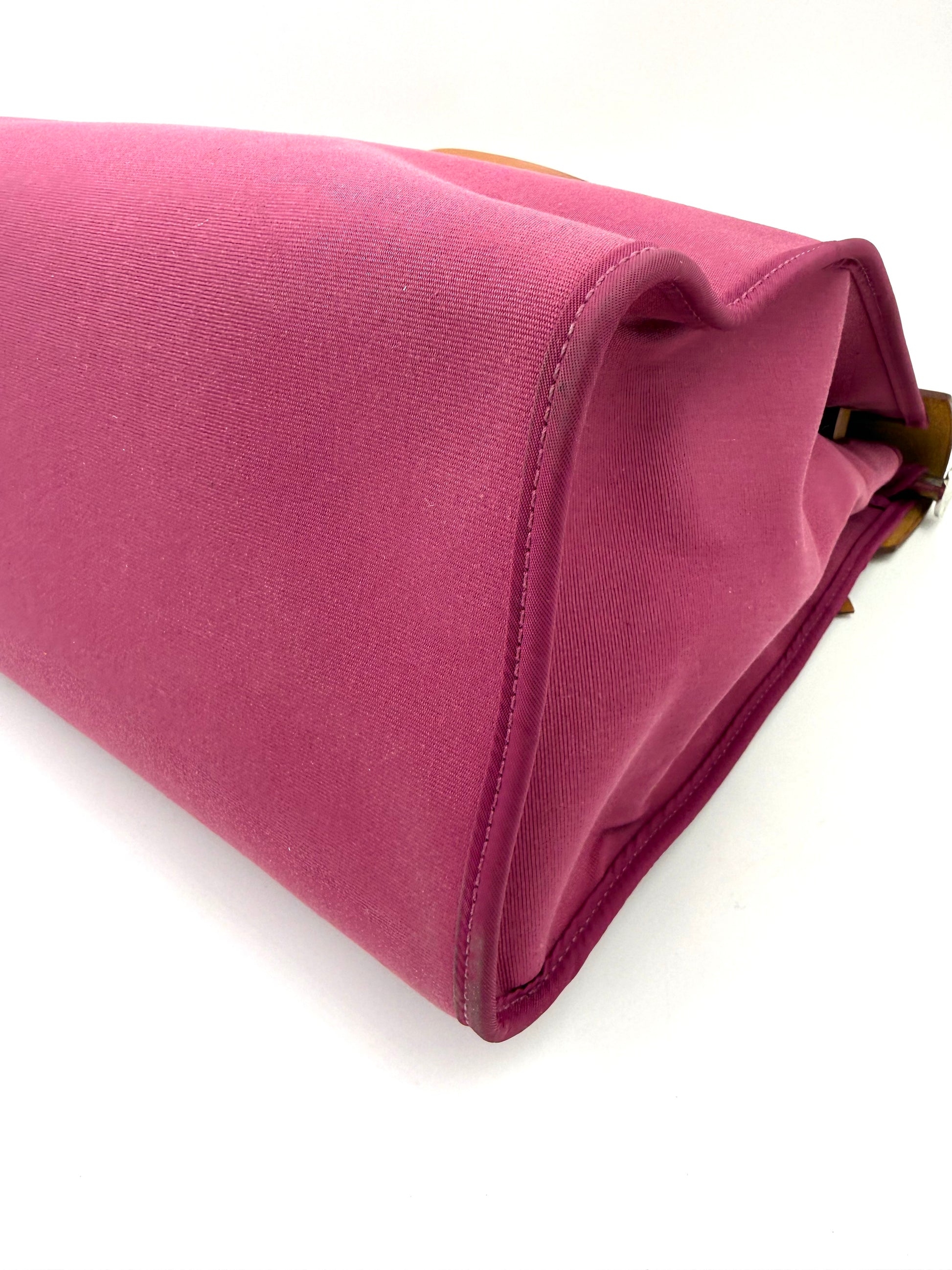 Detailaufnahme der unteren Ecke der HERMÈS Herbag 39 Zip pink aus robustem Canvas, secondhand Designerhandtasche