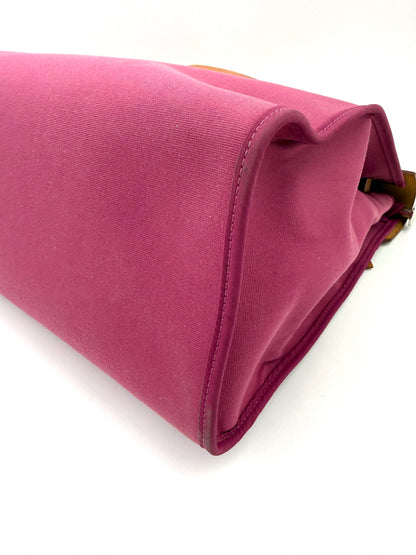 Detailaufnahme der unteren Ecke der HERMÈS Herbag 39 Zip pink aus robustem Canvas, secondhand Designerhandtasche
