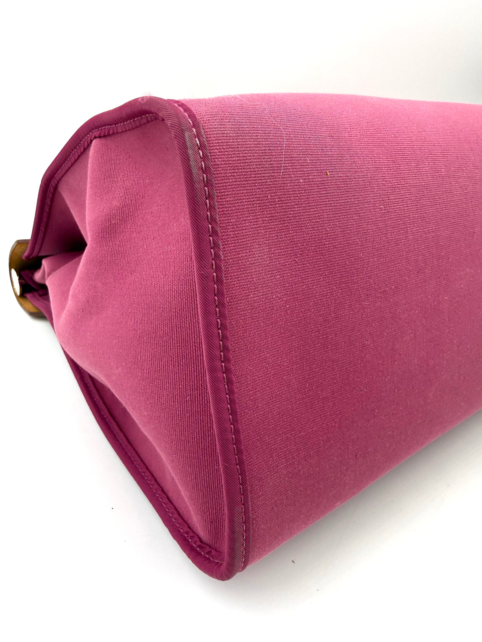 Seitenansicht mit pinkem Canvas-Material und Lederbesatz der HERMÈS Herbag 39 Zip pink Designer Handtasche second hand