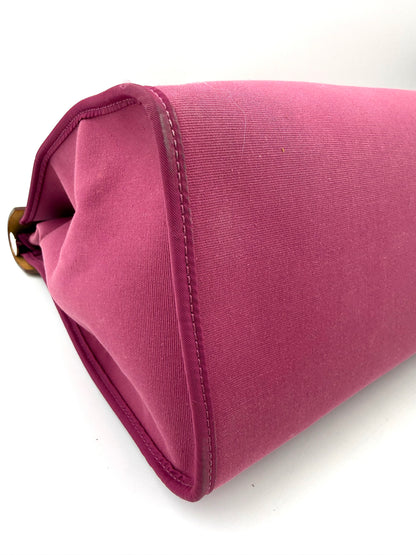 Seitenansicht mit pinkem Canvas-Material und Lederbesatz der HERMÈS Herbag 39 Zip pink Designer Handtasche second hand