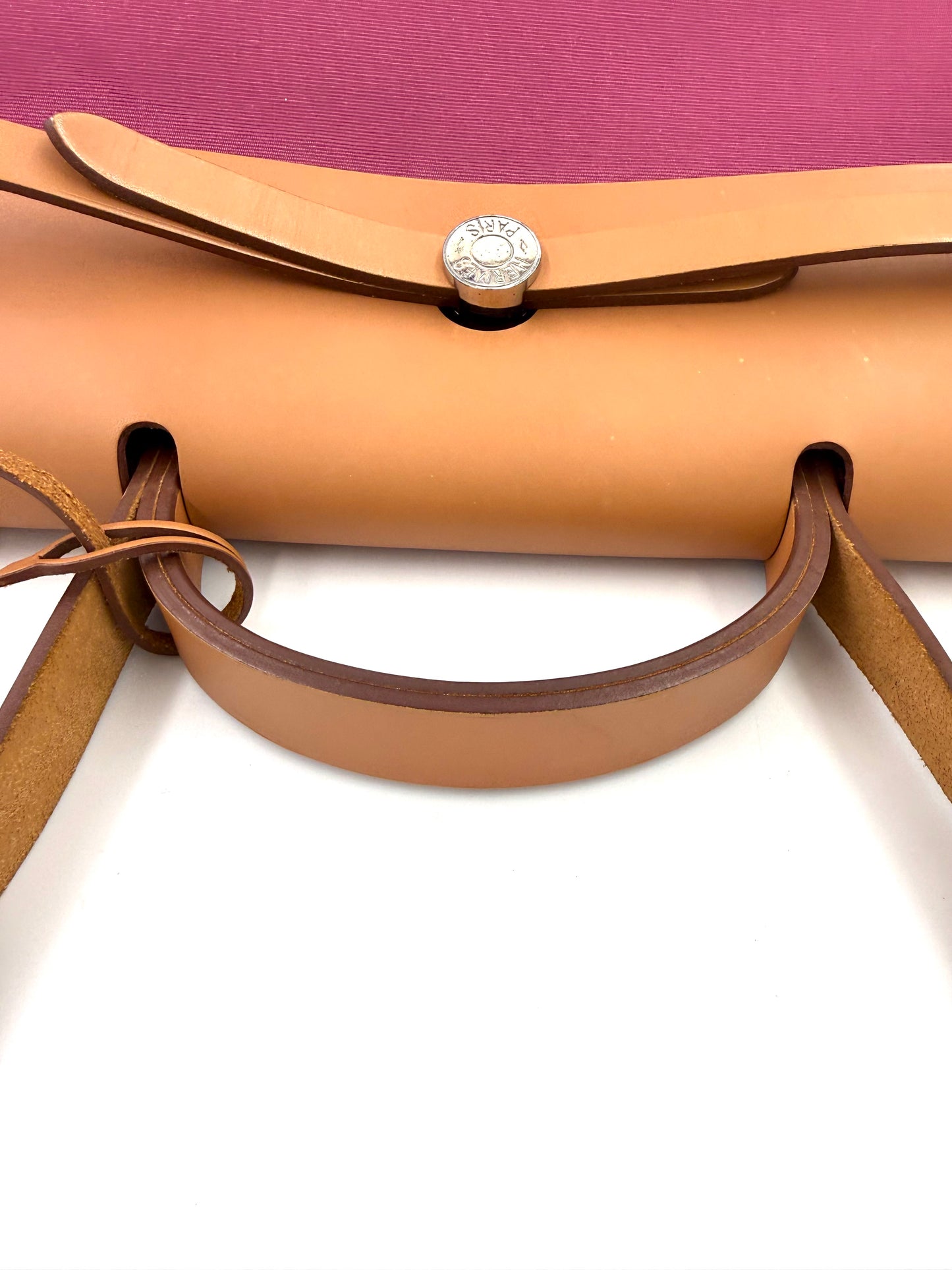 Feines Ledergriffdetail und silberner Drehverschluss an der HERMÈS Herbag 39 Zip pink Secondhand-Designertasche