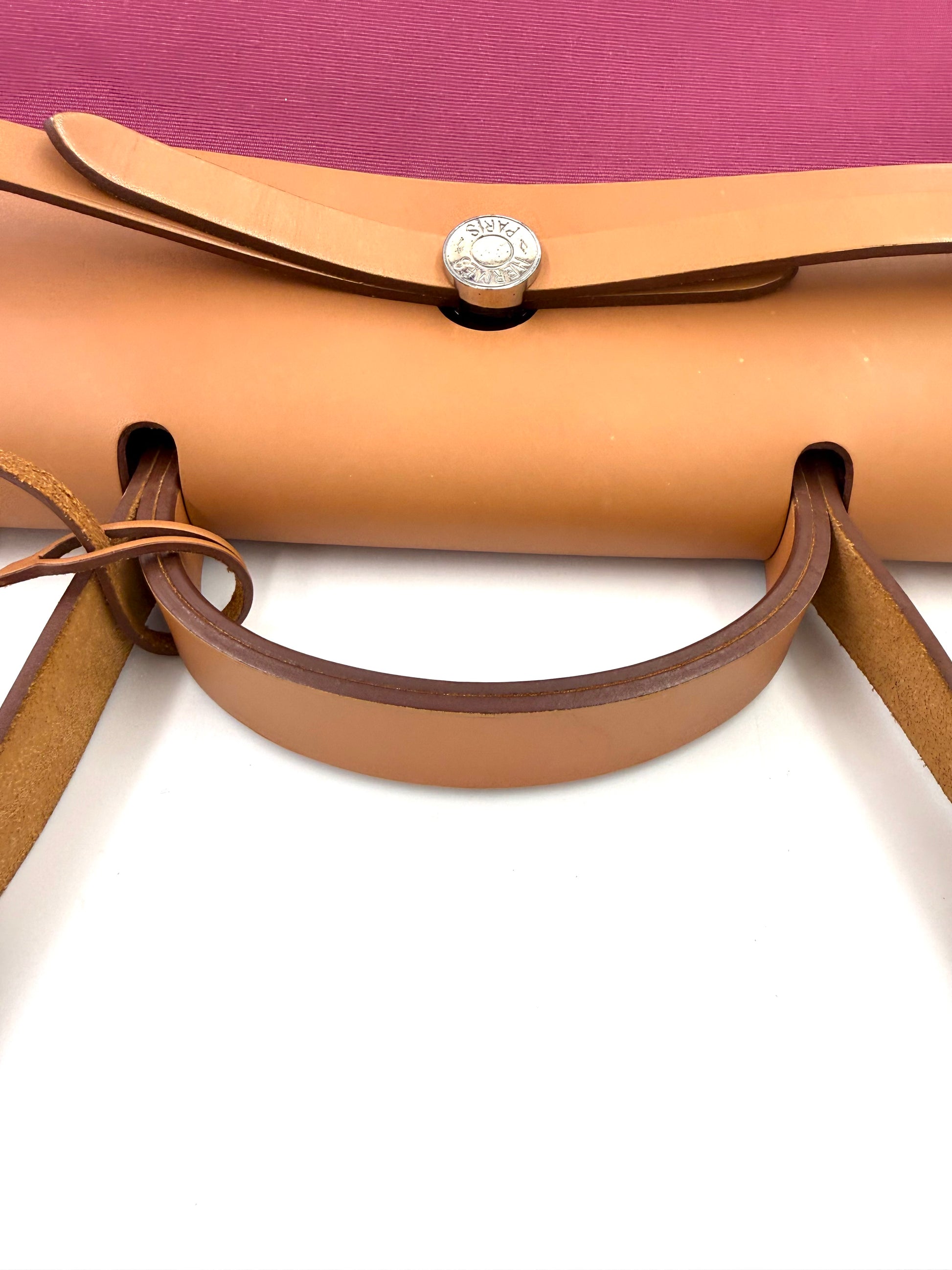 Feines Ledergriffdetail und silberner Drehverschluss an der HERMÈS Herbag 39 Zip pink Secondhand-Designertasche