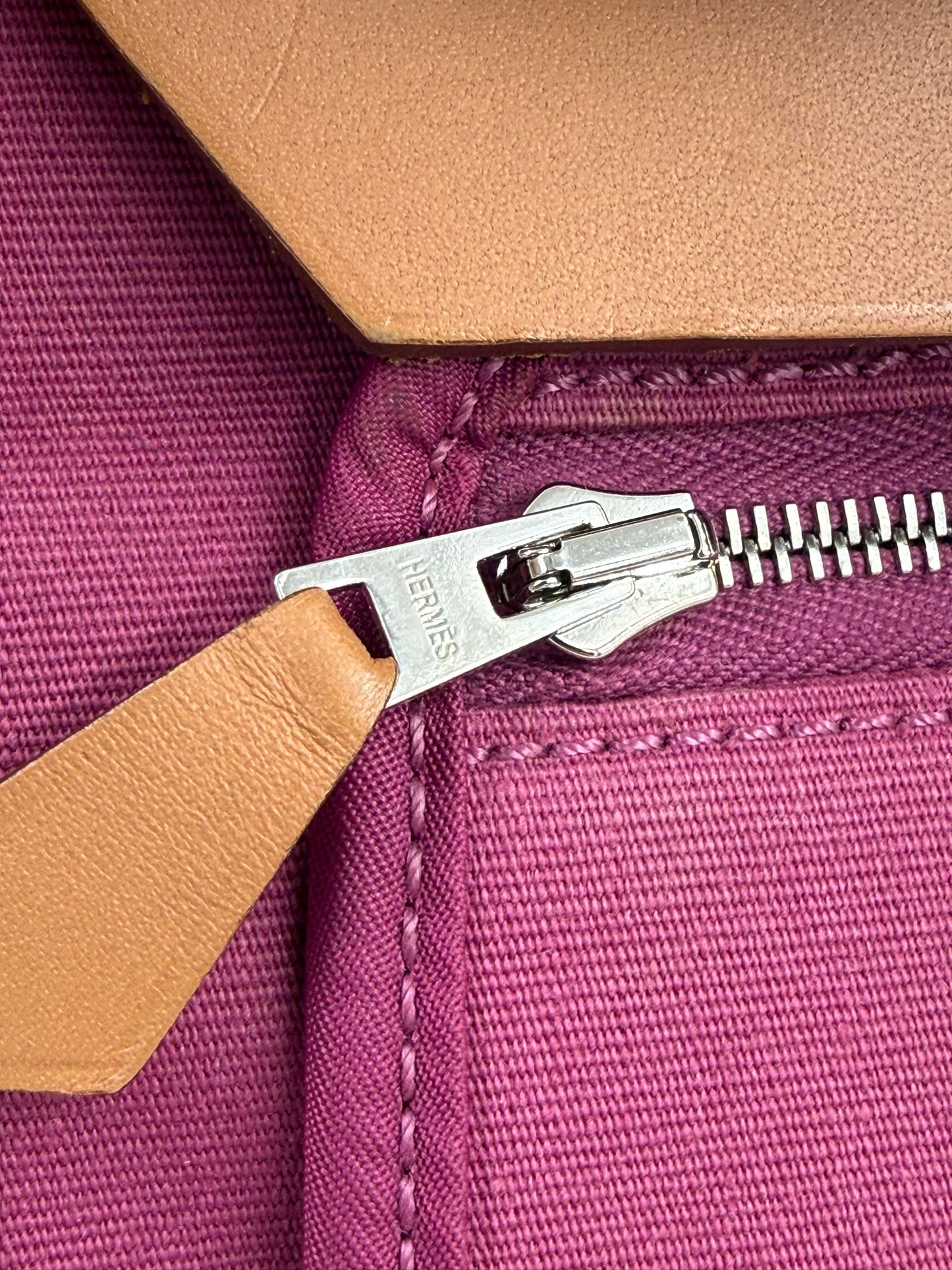 Reißverschluss mit Lederanhänger und silberner Prägung an der HERMÈS Herbag 39 Zip pink Designer Handtasche second hand.