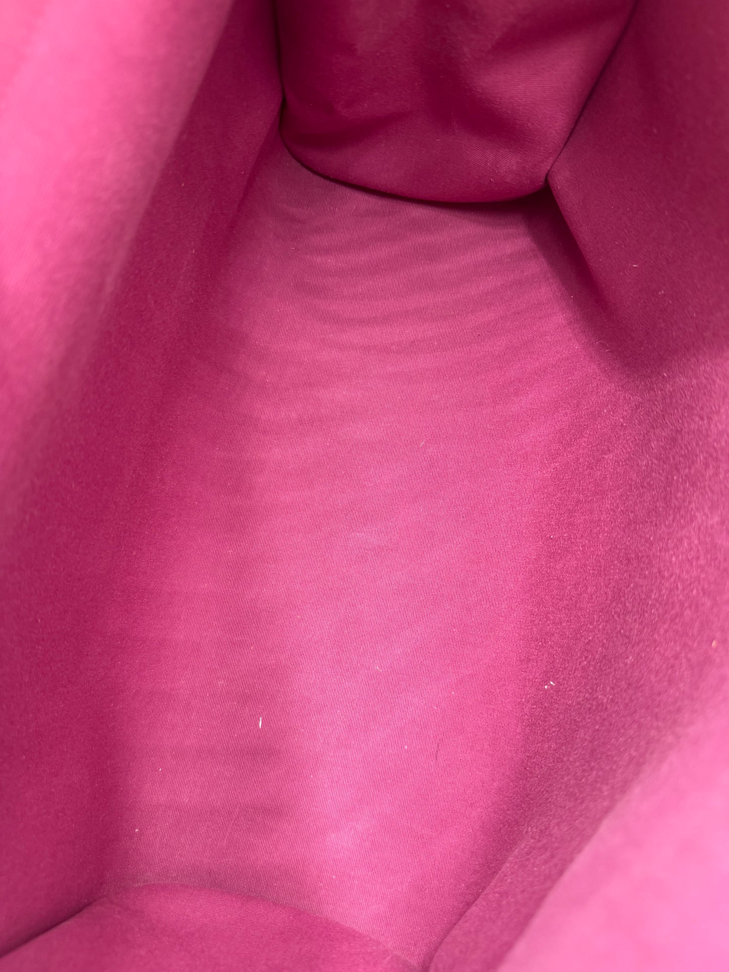 Innenansicht mit weichem pinkem Stofffutter der HERMÈS Herbag 39 Zip pink, detailreiche Secondhand-Designertasche