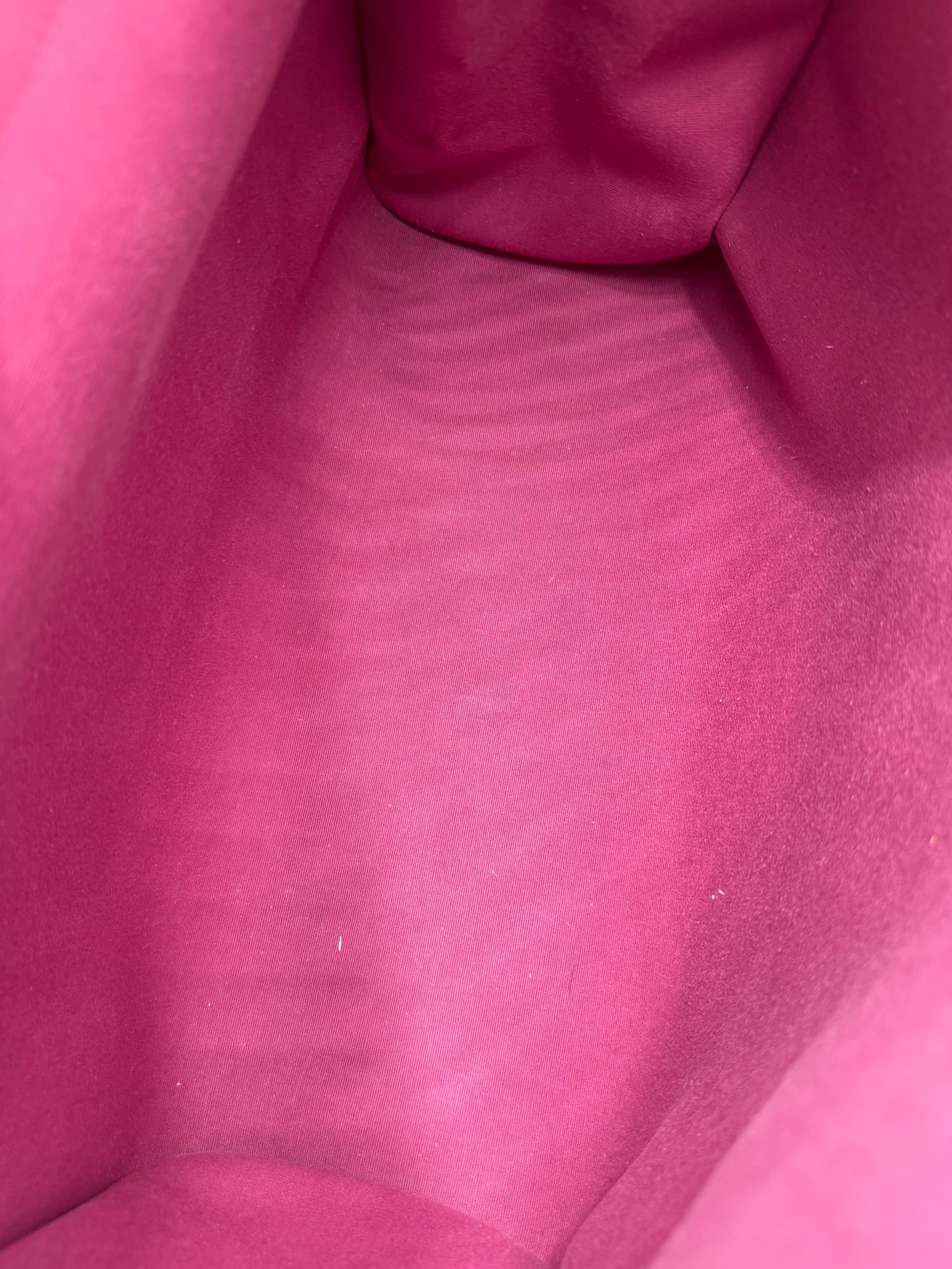 Innenansicht mit weichem pinkem Stofffutter der HERMÈS Herbag 39 Zip pink, detailreiche Secondhand-Designertasche