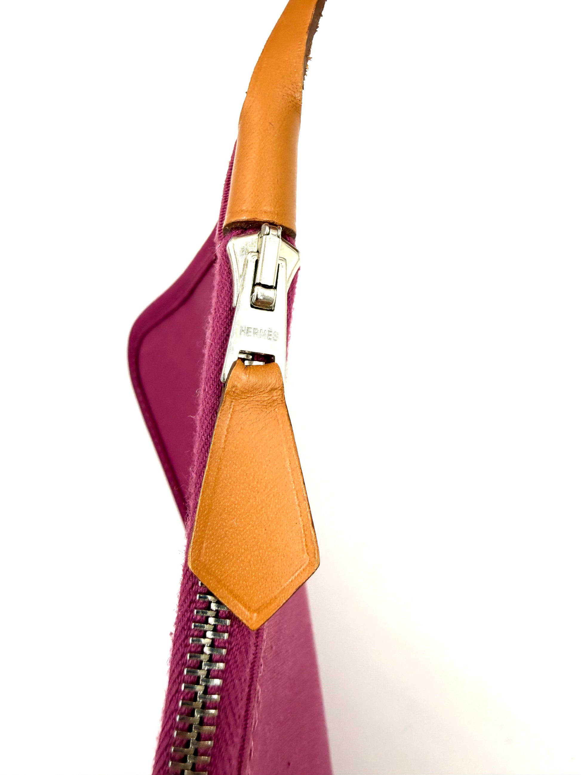 Reißverschlussdetail mit Lederanhänger der HERMÈS Herbag 39 Zip pink, hochwertige Designer Handtasche second hand.