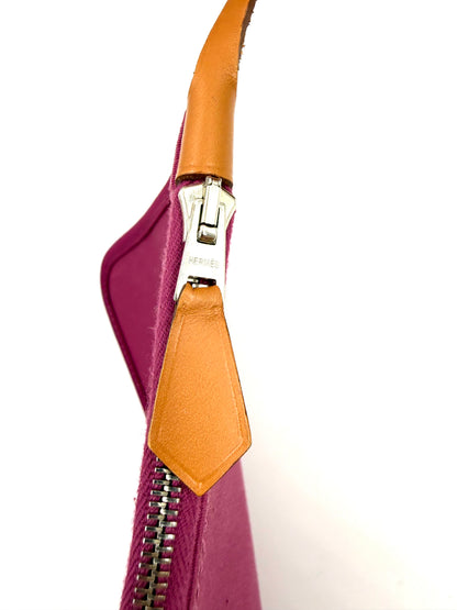 Reißverschlussdetail mit Lederanhänger der HERMÈS Herbag 39 Zip pink, hochwertige Designer Handtasche second hand.