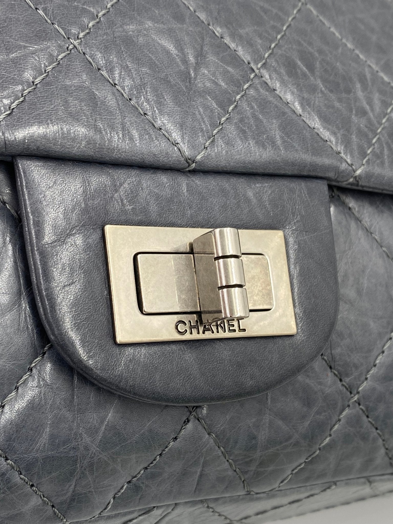 CHANEL 2.55 Reissue Double Flap Jumbo Aged Calfskin grau - Clutch & Macarons - 10375917 - Clutch & Macarons - 